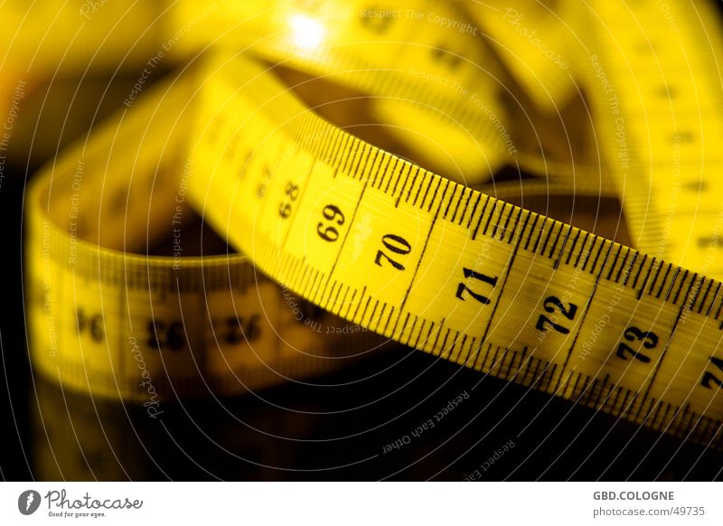 Schon wieder zugenommen... Zentimeter Millimeter Diät Maßeinheit Maßband gelb Tiefenschärfe Ziffern & Zahlen Ernährung Messinstrument Ausmaß Länge Gesundheit
