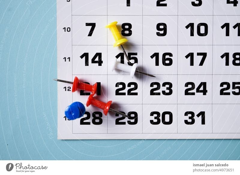 Reißzwecke auf dem Kalender Reißzwecken Stecknadel Nummer Termin & Datum Tag Monat Woche Erinnerung Papier Zeit Page Zeitplan Veranstaltung Jahr planen
