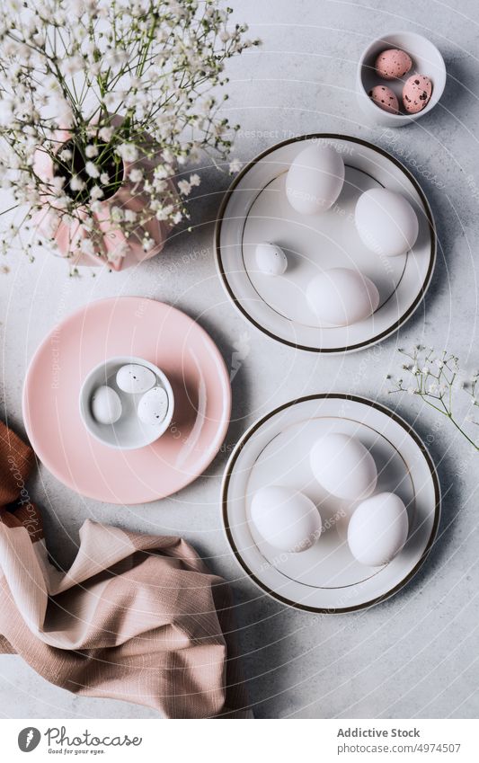 Stilleben mit schön bemalten Ostereiern Lebensmittel Tisch Ei Schalen & Schüsseln braun farbig gepunktet gefärbt Ostern Eier Eierschale niedlich Blume rosa