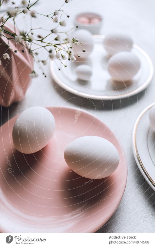 Stilleben mit schön bemalten Ostereiern Lebensmittel Tisch Ei Schalen & Schüsseln braun farbig gepunktet gefärbt Ostern Eier Eierschale niedlich Blume Wachtel
