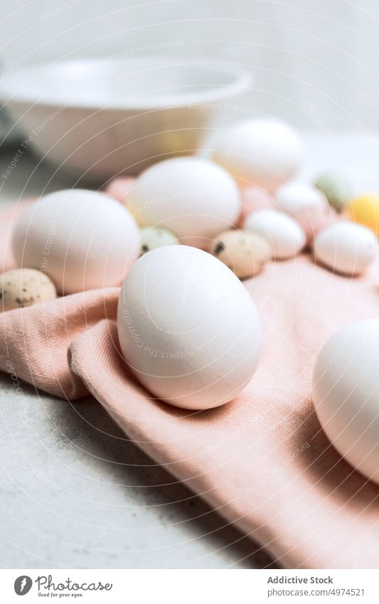Stilleben mit schön bemalten Ostereiern Lebensmittel Tisch Ei Schalen & Schüsseln braun farbig gepunktet gefärbt Ostern Eier Eierschale niedlich rosa elegant