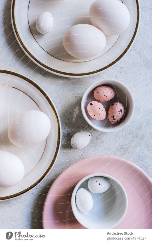 Stilleben mit schön bemalten Ostereiern Lebensmittel Tisch Ei Schalen & Schüsseln braun farbig gepunktet gefärbt Ostern Eier Wachtel Eierschale Hähnchen