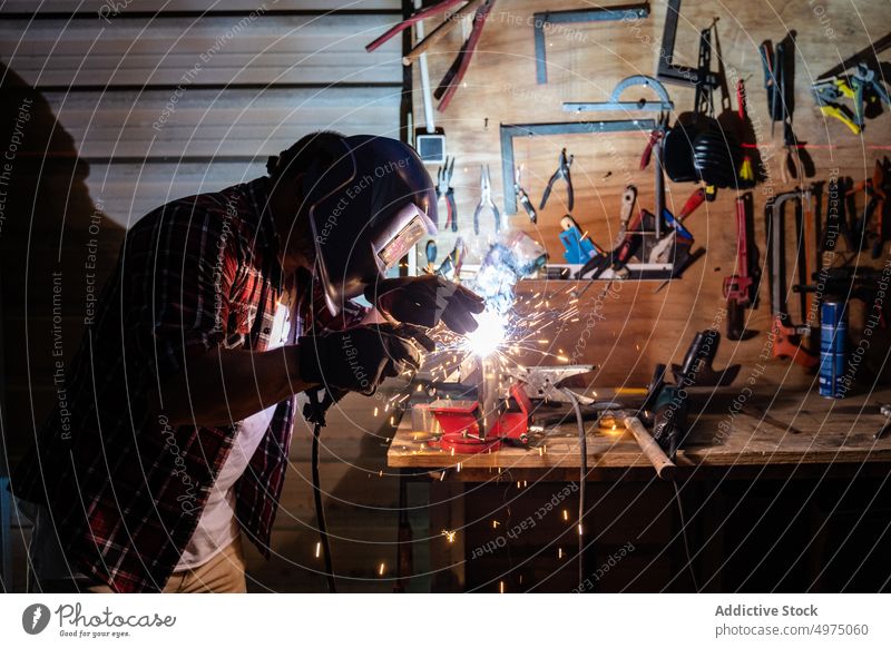 Arbeiter, der ein Detail mit einer Gasfackel erwärmt Mann Schutzhelm Fackel Werkstatt Schreinerei Winkelschleifer Heimwerker Prozess kreieren Mechaniker Metall