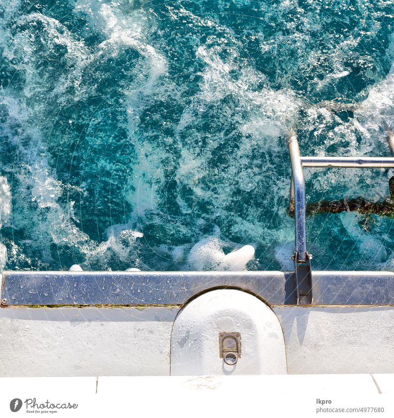 das Heck einer Katamaranyacht und das Meer. Jacht Boot Rückseite MEER blau Wasser reisen Schiff Urlaub Ansicht Geschwindigkeit winken Sommer Hintergrund Natur