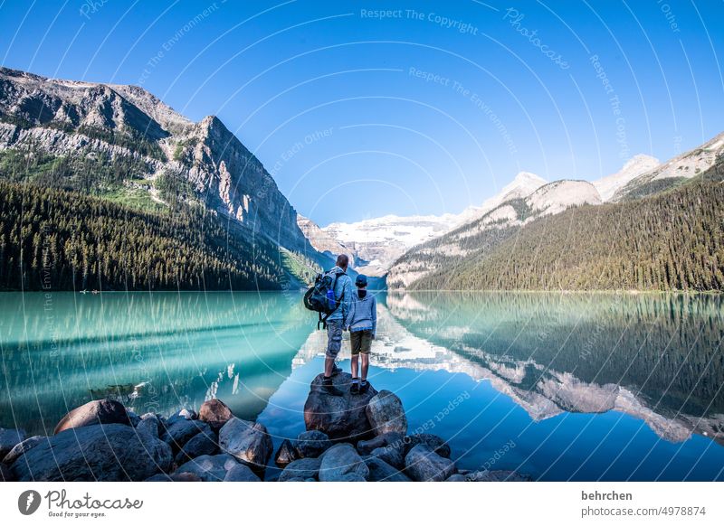 (er)leben Lake Louise stille friedlich Einsam Einsamkeit gemeinsam Himmel Liebe Kindheit Ausflug Vertrauen Junge Wanderer Zusammensein Eltern Mann Vater Sohn