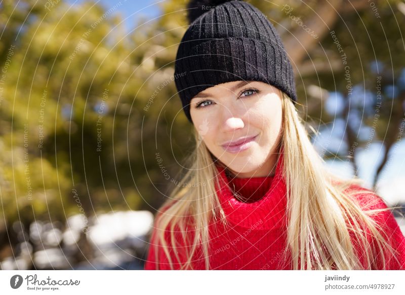 Junge blonde Frau in einem verschneiten Wald in den Bergen im Winter, in der Sierra Nevada, Granada, Spanien. Schnee Berge u. Gebirge Natur Pullover Mädchen