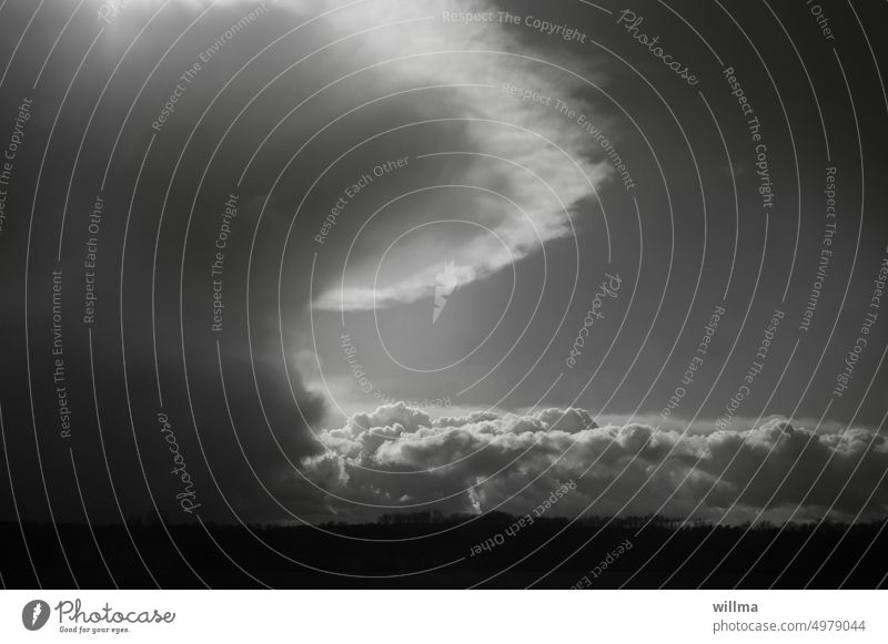 Aufgebauscht. Nachrichtenmeldung und Bild. Spekulation und Spektakel. Wie aus Mücken Elefanten werden und aus Sturmwolken Atompilze. Gewitterwolke Pilzwolke