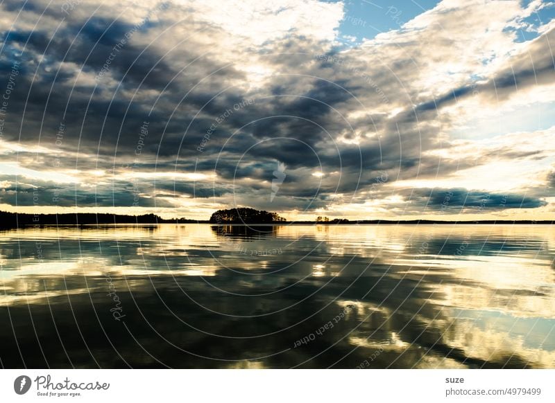 Bild mit Horizont See Schweden Wolken Sonnenuntergang Wasser Himmel blau Natur Abend Reflexion & Spiegelung Außenaufnahme Seeufer Farbfoto Licht Sonnenlicht