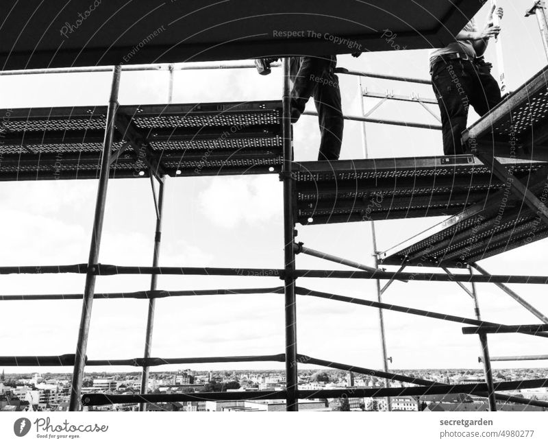 Balanceakt Baustelle Schwarzweißfoto Bauarbeiter Arbeit & Erwerbstätigkeit bauen Himmel Beton Handwerker Arbeiter Mann Außenaufnahme Bauwerk Beruf Arbeitsplatz