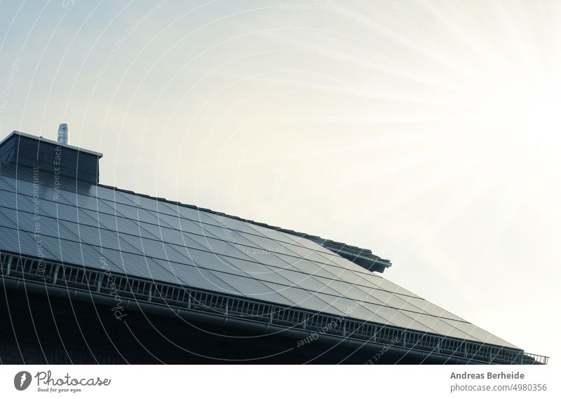 Sonnenkollektoren auf einem Dach, alternative Energie, Null-Emission, Sonnenenergie Photovoltaik Panel solar Vorrat sonnig generieren Wirtschaft ökologisch