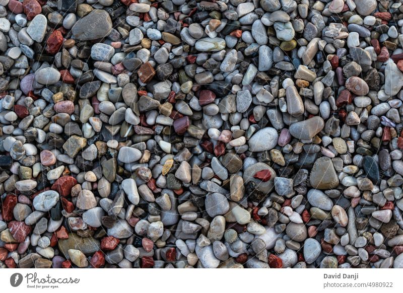 Meeresstein-Muster, Textur, an der Adria in Petrovac, Montenegro abstrakt Hintergrund Hintergründe Strand Strände Nahaufnahme Farbe Detailaufnahme Granit Kies