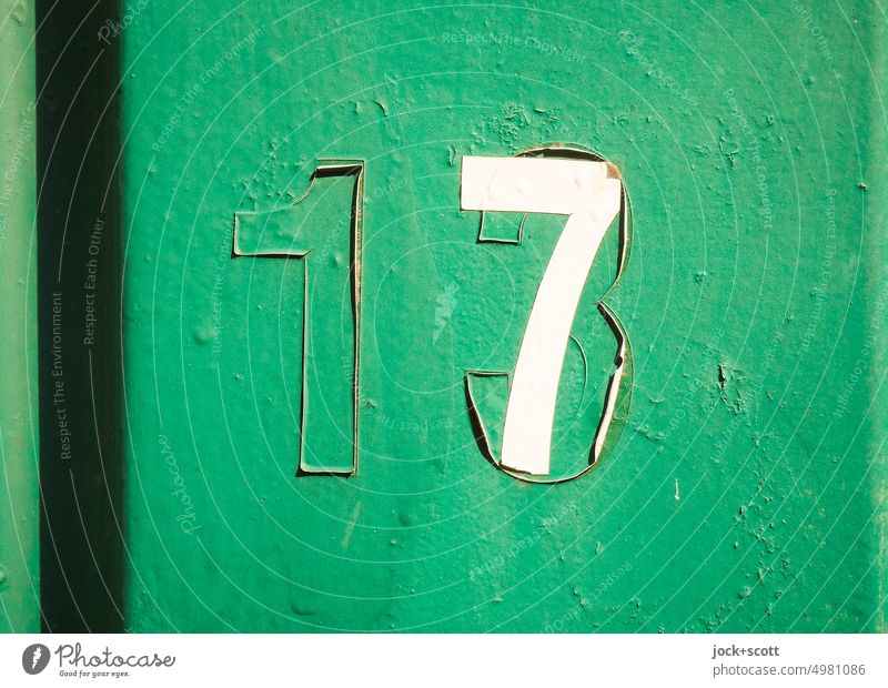 aus Unglückszahl 13 wird eine Glückszahl 7 oder 17 Nummer Wandel & Veränderung Oberfläche grün verwittert Typographie Firnis geklebt Schilder & Markierungen