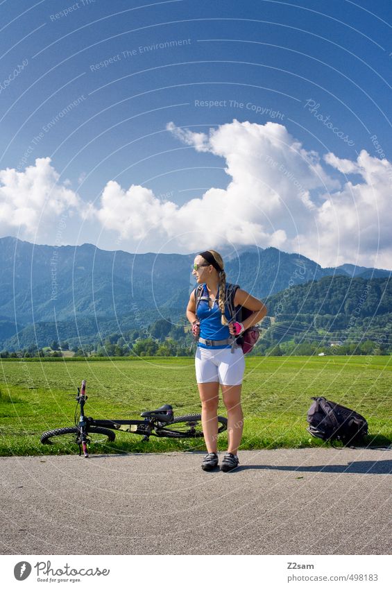 auf Tour Lifestyle Ferien & Urlaub & Reisen Ausflug Freiheit Fahrradtour Sommer Sommerurlaub Berge u. Gebirge Sportbekleidung Fahrradfahren feminin Junge Frau