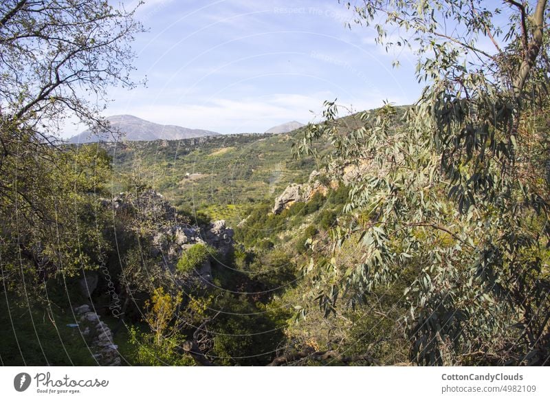 Blick auf die Landschaft von Kreta Crete Griechenland Insel Natur Berge u. Gebirge Himmel Baum schön Saison Hintergrund Tourismus Herbst gelb blau farbenfroh
