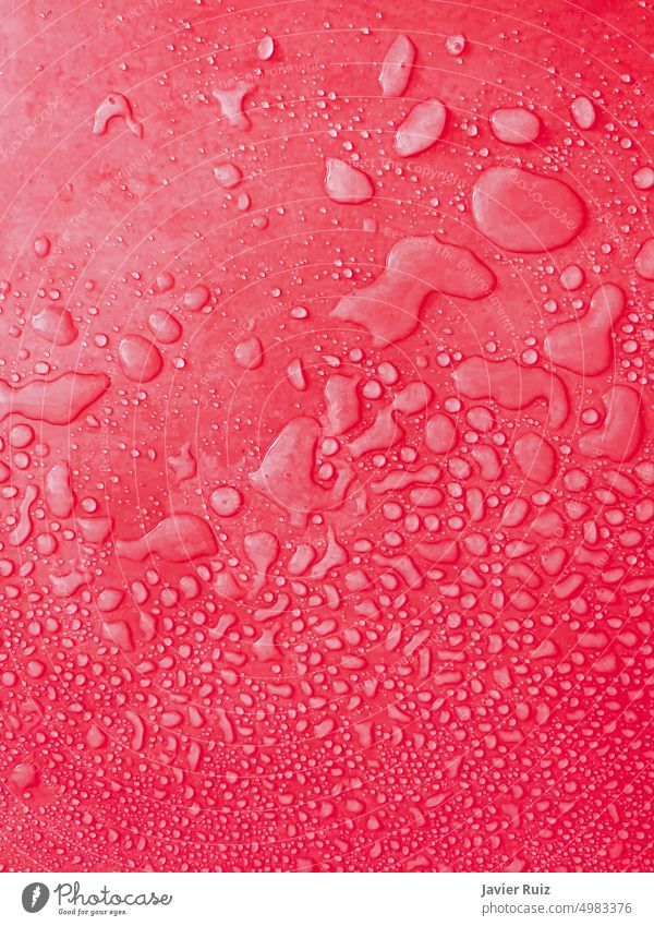 Wassertropfen unterschiedlicher Größe auf einer roten Fläche, Tropfen Textur, Regen auf roter Fliese, Regen Textur, roter erfrischender Hintergrund, Kirsche nass texturiert, Portrait