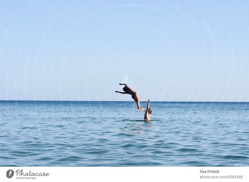ab ab.. Frau Mann Paar Meer Wasser Wassersport Spaß haben albern Sommer Fröhlichkeit Freude Ferien & Urlaub & Reisen Tourismus Erholung Freizeit & Hobby Spielen
