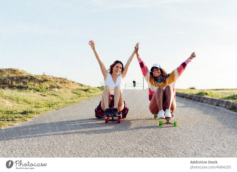 Schöne Skater üben Skateboard fahren auf der Straße Frau Spaß schön jung Holzplatte trendy stylisch Jugend Skateboarderin Lifestyle Mädchen Sommer Skateboarding