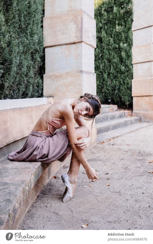 Junge Ballerina posiert im Freien Balletttänzer Straße Tanzen Kleid Frau Teenager Tänzer Künstler jung Mädchen posierend Schönheit Menschen Person Körper