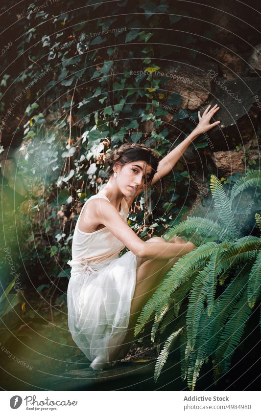 Junge Ballerina posiert in einem Garten Balletttänzer jung Frau grün passe Tanzen Mädchen Schönheit Person Kleid Kaukasier Pose Tänzer Eleganz Schwan Porträt