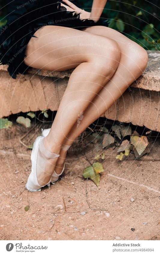 Detail der Beine einer jungen Ballerina Balletttänzer Tänzer Person Schuhe elegant Eleganz Pose Tanzen Detailaufnahme Stehen Schönheit Frau Mädchen Mode