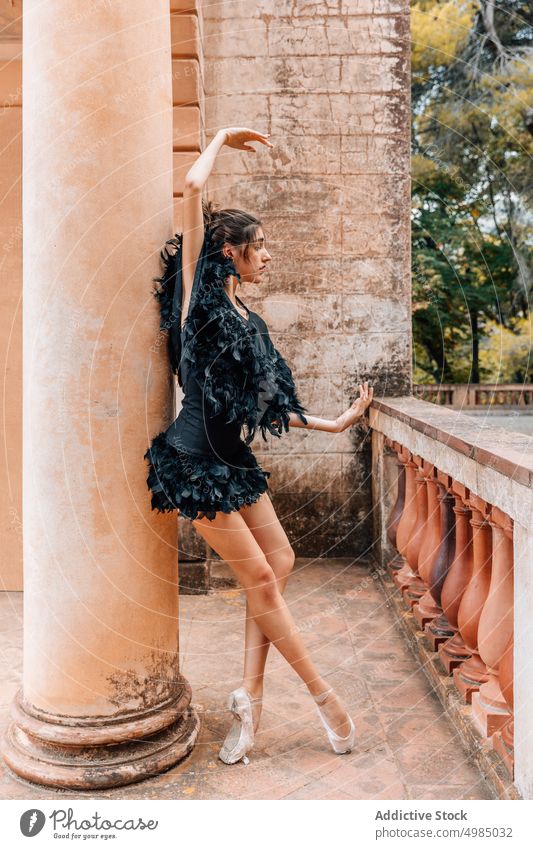 Junge Ballerina posiert mit einem schwarzen Kleid Frau Tänzer jung Schuhe Balletttänzer Menschen modern Tanzen spitze Mädchen Künstler Eleganz Klassik