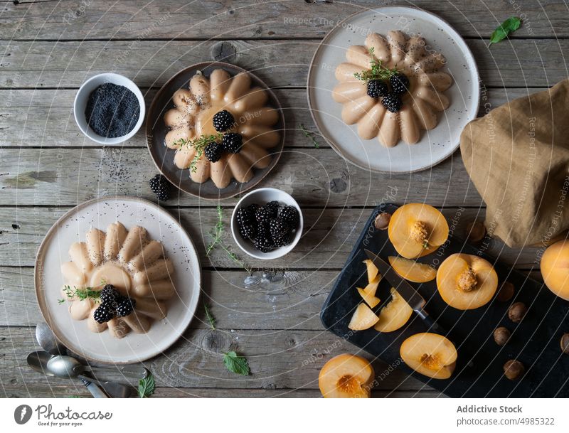 Pfirsich-Panna-Cotta mit Mohn serviert Panna Cotta süß Veganer Brombeeren Sahne Dessert Pudding Garnierung Feinschmecker schön Lebensmittel Vegetarier Frucht