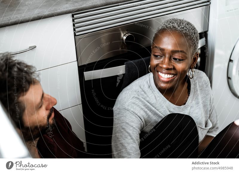 Inhalt: Multiethnische Liebende genießen einander zu Hause Paar heimwärts Glück Küche Lachen Kälte Stock Lächeln Partnerschaft Zusammensein romantisch ruhen