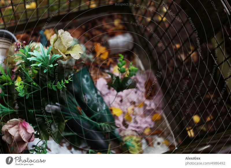 HH Tour Unbenannte Straße | Mülleimer aus Metallgitter mit weggeworfenen Plastikblumen Müllbehälter Gitterkorb Kunststoffblumen Abfall Umweltschutz