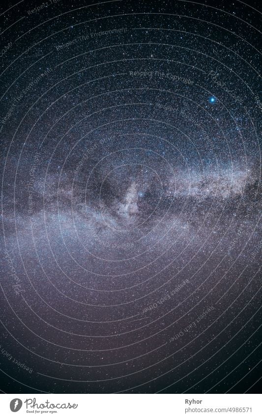 Real Night Sky Sterne mit Milchstraße Galaxy. Natürliche Starry Sky Hintergrund Glühende Sterne sternenklar abstrakt Astronomie schön blau Textfreiraum kosmisch