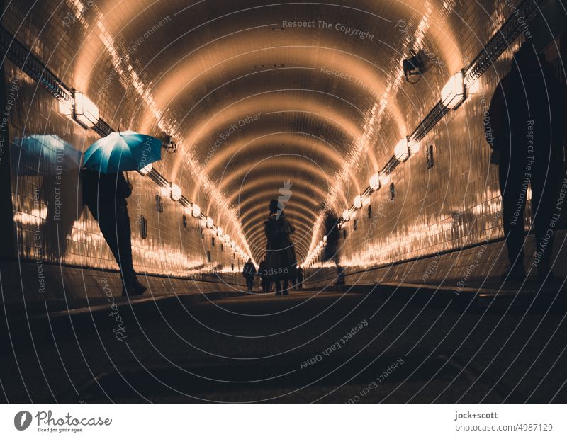 [HH Unnamed Road] Pause im alten Elbtunnel mit Regenschirm Alter Elbtunnel Sankt Pauli-Elbtunnel Hamburg historisch Tunnel Architektur Passanten