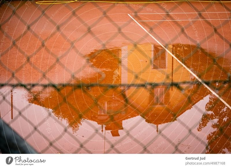 Tennisplatz als Wasserspiegel Farbe orange Herbst Pfütze Regenwetter Spiegelung Reflexion & Spiegelung nass Wetter schlechtes Wetter Außenaufnahme Menschenleer