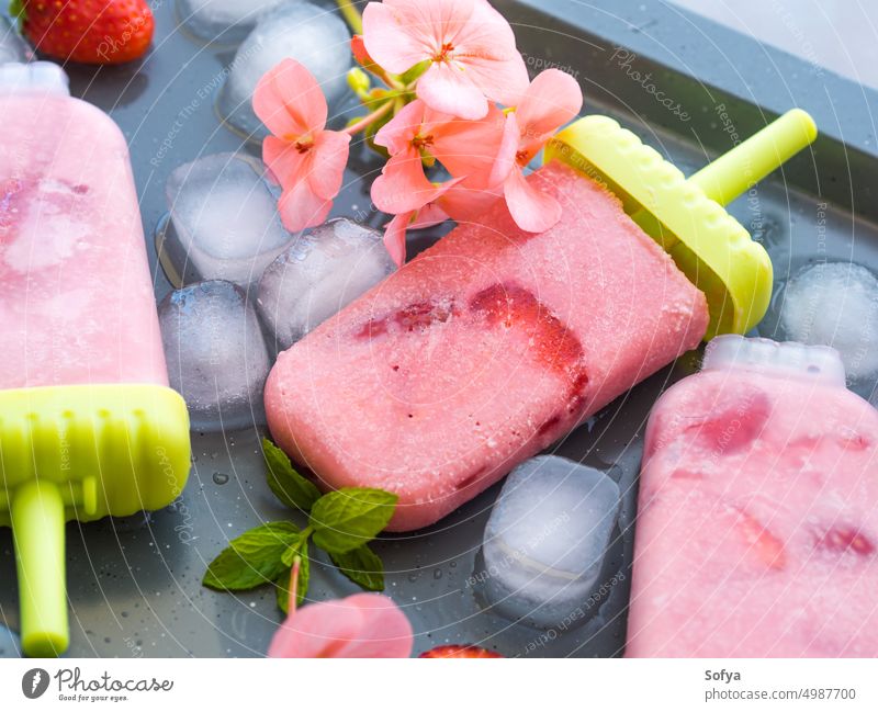 Hausgemachte Erdbeereis-Popsicles Erdbeeren Eis Sahne Stieleis Dessert Lebensmittel süß Frucht rosa Nahaufnahme frisch hausgemacht gefroren Sommer Hintergrund