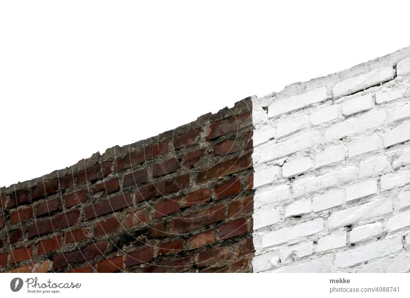Eine geteilte Mauer die verbindet Wand Farbe gestrichen Ziegel Stein Fassade Backstein Grenze Nachbar NAchbarschaft Backsteinwand rot alt weiß Himmel bewölkt