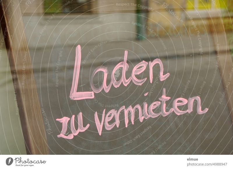 Laden zu vermieten - steht in rosa Schrift auf einer Tafel hinter der Schaufensterscheibe / Geschäftsaufgabe Mietangebot Fenster Pleite Bankrott Einzelhandel