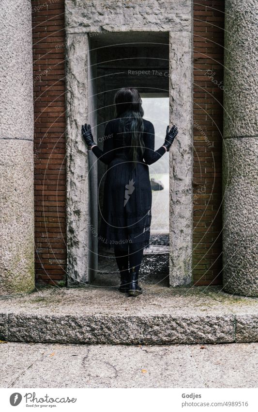[HH Unnamed Road]  Rückansicht einer in schwarz gekleideten Frau im Eingang einer Gedenkstätte Gedenken Gothic Schwarz Trauer Licht Schatten Religion & Glaube