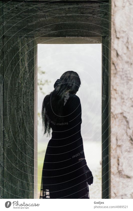 [HH Unnamed Road]  Rückansicht einer Person im Lichtschein eines Durchgangs Frau Ausgang Eingang Ende Gedenken Gothic Schwarz Schatten schwarz Religion & Glaube