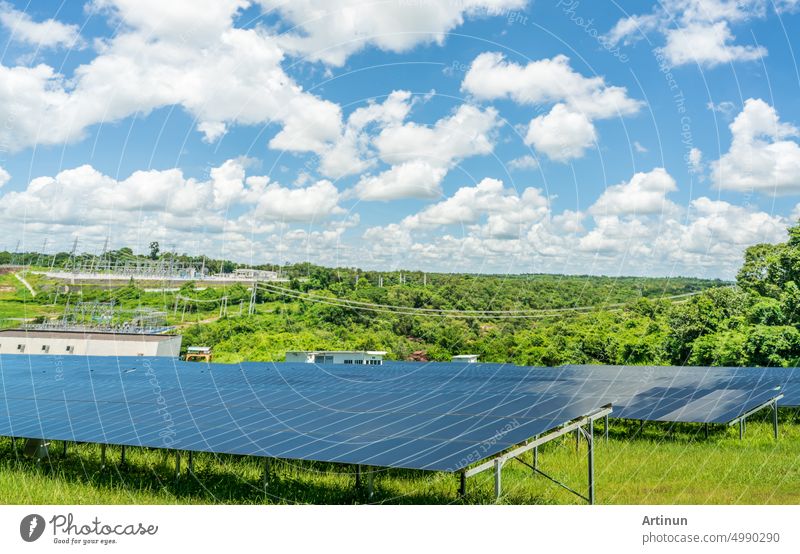 Fotovoltaik-Kraftwerk oder Solarpark. PV-Anlage. Solarpark und grüne Wiese. Solarstrom für grüne Energie. Photovoltaik-Kraftwerk erzeugt Sonnenenergie. Erneuerbare Energie. Nachhaltige Ressourcen.