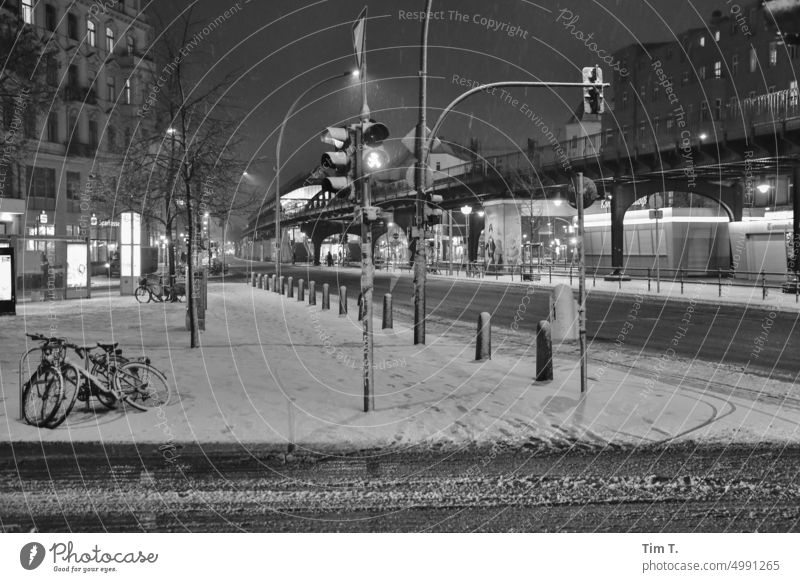 Schnee liegt nachts in der Schönhauser Allee Berlin Prenzlauer Berg Nacht Winter s/w Hauptstadt Stadt Stadtzentrum Außenaufnahme Menschenleer Schwarzweißfoto
