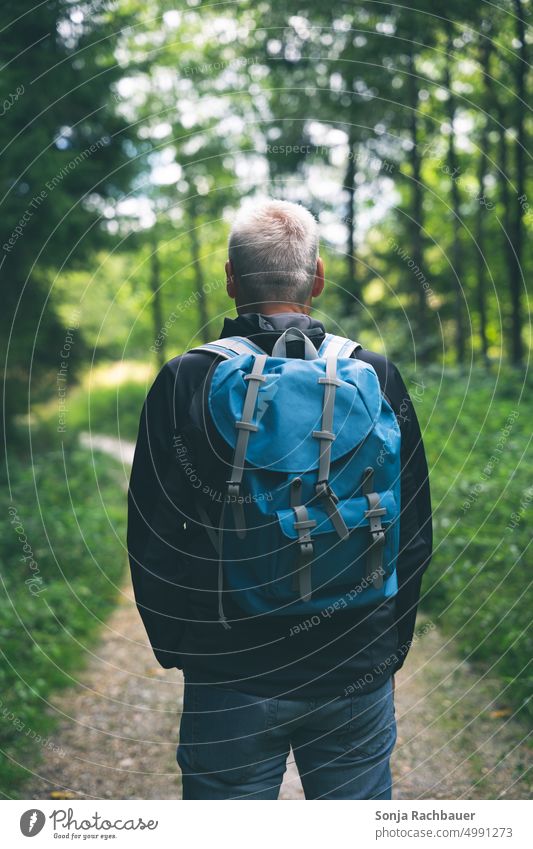 Rückansicht von einem Mann mit einem Rucksack im Wald wandern Natur Mensch Ausflug Ferien & Urlaub & Reisen Freiheit Abenteuer Tourismus Freizeit & Hobby
