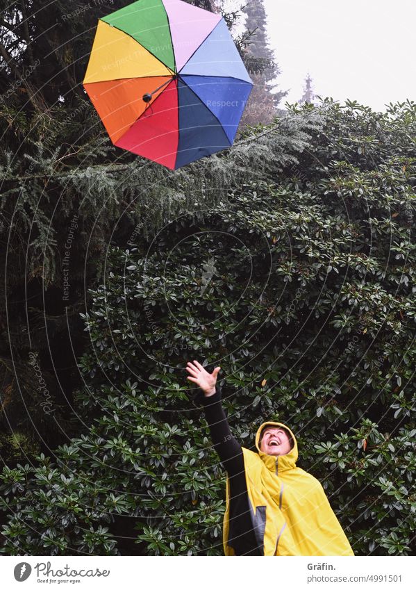 [HH Unnamed Road] Regenbogenregenschirm dem Regen entgegenwerfen - Frau wirft bunten Regenschirm in die Luft Rain Umbrella rainy day regnerisch Tageslicht
