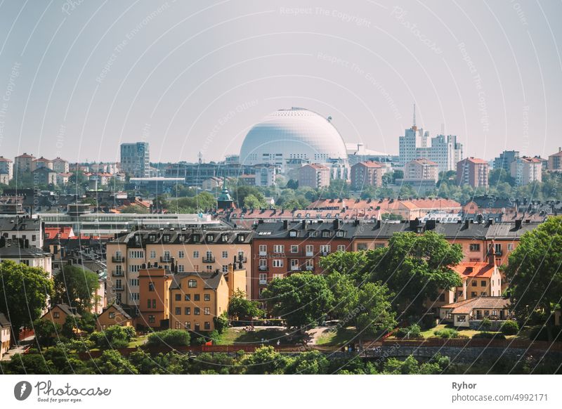 Stockholm, Schweden. Ericsson Globe in der Sommer-Skyline. Es ist derzeit das größte halbkugelförmige Gebäude der Welt, das für große Konzerte und Sportveranstaltungen genutzt wird.