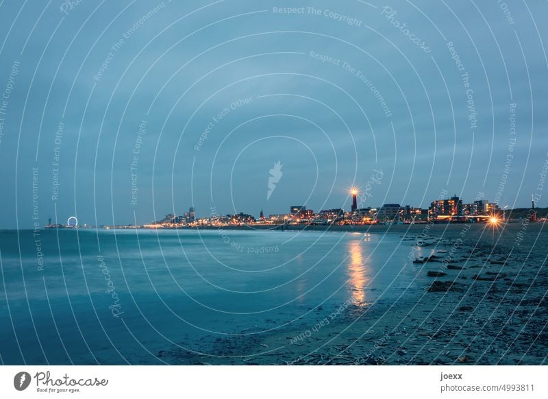 Scheveninger Strand am Abend mit Blick auf Stadt, Leuchtturm und Riesenrad Nordsee Himmel Den Haag Scheveningen Niederlande Skyline maritim Farbfoto