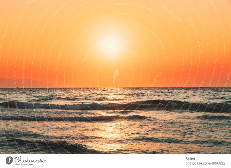 Abend Sonne Sonnenschein über Meer. Natürlicher Sonnenuntergang Himmel Warme Farben. Ripple Seelandschaft Bucht schön Europa Horizont Landschaft Licht Morgen