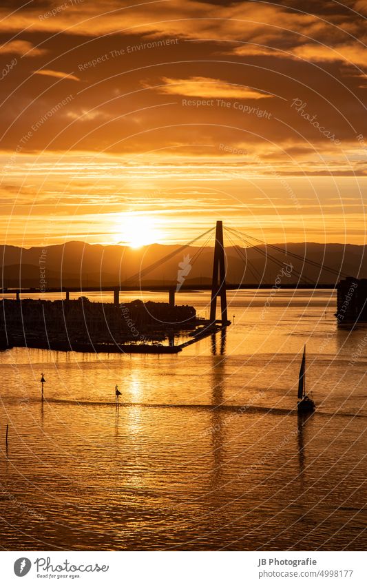Sonnenaufgang in Stavanger II Sonnenaufgang - Morgendämmerung Segelschiff Segelboot Hafen Meer Wasserspiegelung Spiegelung Reflexion & Spiegelung morgenlicht