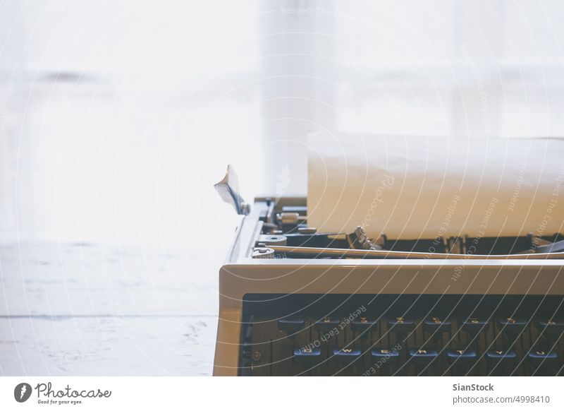 Alte Schreibmaschine auf Holztisch gealtert Antiquität Autor Hintergrund Gerät Mädchen Hände vereinzelt Journalismus Journalist Brief Maschine Nachricht Metall