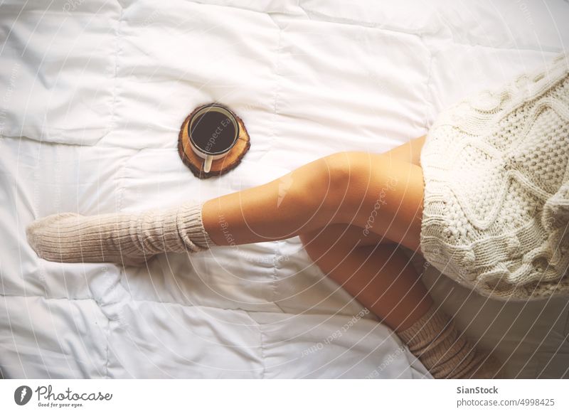 Weiches Foto einer Frau auf dem Bett mit einer Tasse Kaffee, Ansicht von oben Top LAZY Sonntag Winter Morgen Mädchen heimwärts sich[Akk] entspannen Socken schön