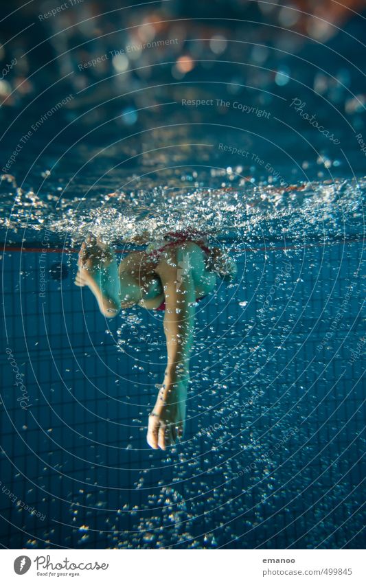 Stramplerin Freude Wohlgefühl Erholung ruhig Schwimmen & Baden Wassersport tauchen Schwimmbad Mensch feminin Frau Erwachsene Jugendliche Beine Fuß 1 Luft