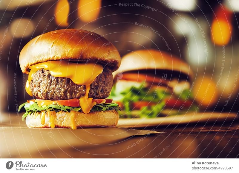 Gegrillter Cheeseburger Fast Food Burger chesseburger Lebensmittel Käse gegrillt Fastfood Flamme Fleisch Rindfleisch Grillrost Brötchen Hamburger Mahlzeit