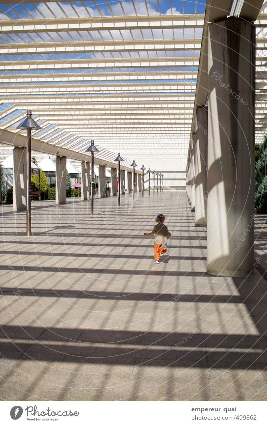 Unendlich Mensch Kind Junge 1 Himmel Schönes Wetter Menschenleer Platz Flughafen Bauwerk Architektur Fassade Garten Dach Fußgänger rennen laufen Ferne