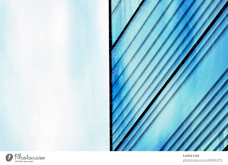 Glasfassade an blauem Himmel Glasscheibe gerade Streifen urban himmelblau Licht Architektur modern Fassade Reflexion & Spiegelung Gebäude Moderne Architektur